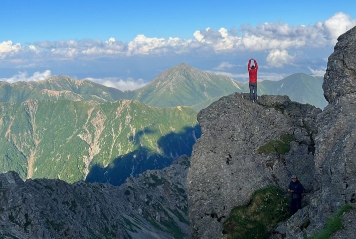 背筋を伸ばそう!姿勢が良くなれば日本の景気は必ず回復する。