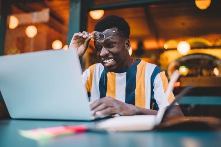 アカウントの条件や設定方法、利用できる言語を正確に把握することが大切