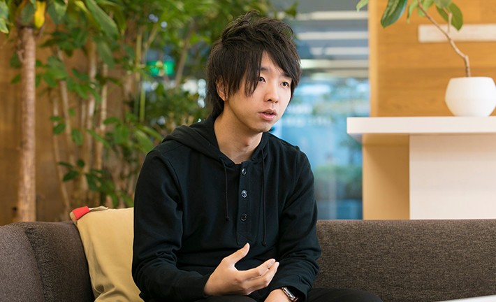 インタビュー中の落合陽一さん