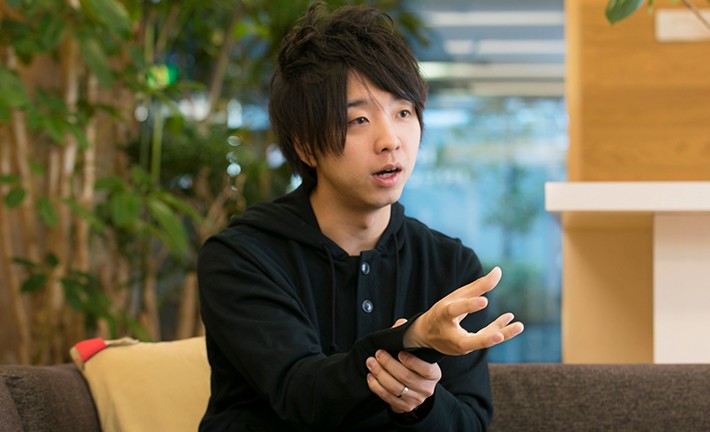 インタビュー中の落合陽一さん