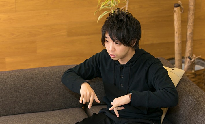インタビュー中の落合陽一さん