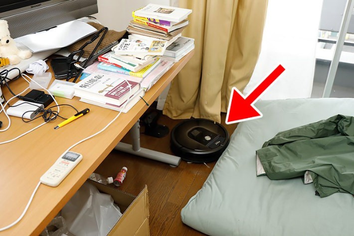 物が床に多くて出られない!