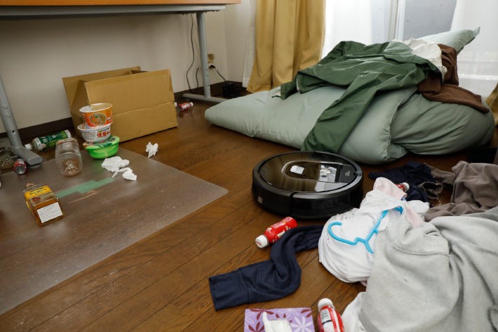 飲んだR-1もその辺の床に捨てちゃうのです!