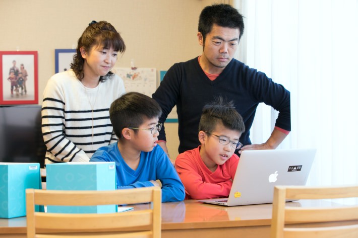 遊びながらプログラムやIoTの概念を学べるおもちゃ、KOOV