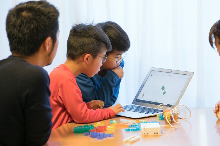 お兄ちゃんも興味津々で画面に見入る