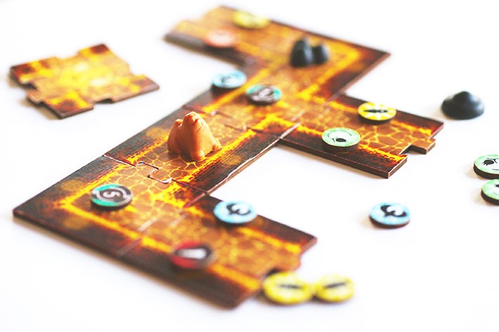 パズルのように組み合わさっているのが「マップタイル」。その上に、丸いチップ型の「アイテムチップ」や、黒いかたまりの「モノリス」などを設置し、VRで見た景色を地図として再現する。