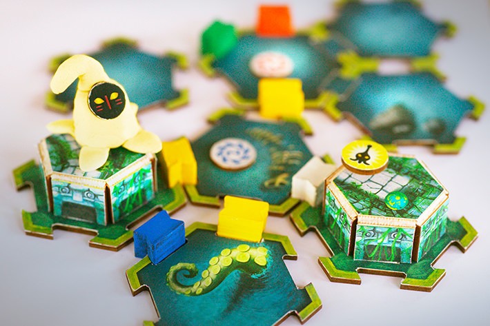 アニュビスの仮面とは違い、マップタイルが六角形の空間に。マップタイルの盛り上がっている部分はVR空間で上下移動ができるステージです