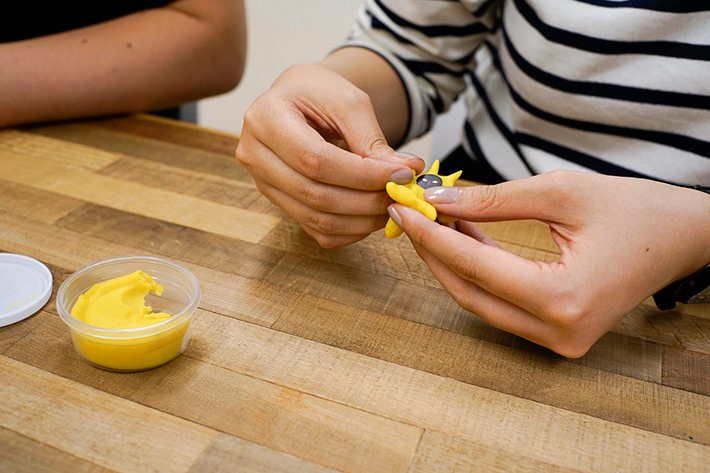 伝説の霊獣ラパラパとよばれる黄色い生き物は、粘土で作って再現