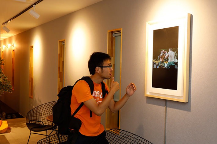 手を動かすと壁掛けの絵が、