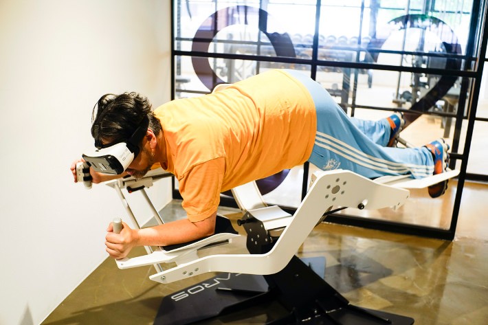 このような体制になります。腹筋と背筋で身体を支えることがポイント