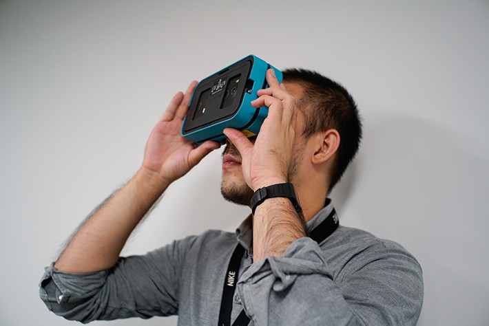 とにかくカンタン。専用ゴーグルを着ければお部屋にワープ