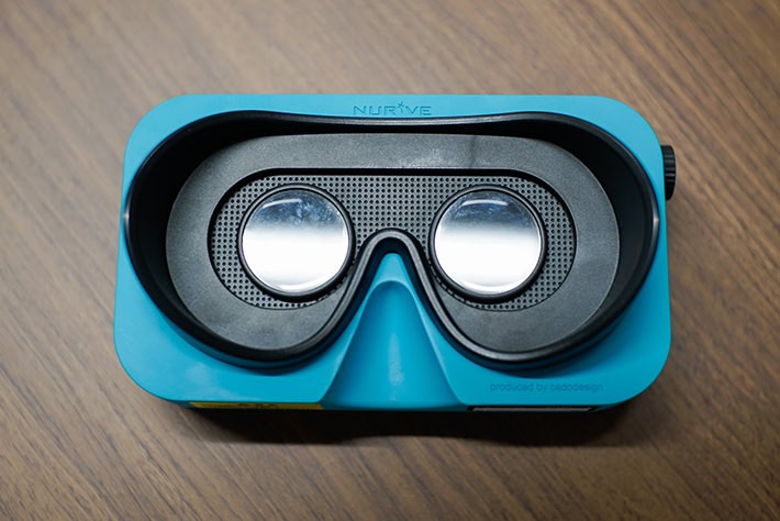 とにかくカンタン。専用ゴーグルを着ければお部屋にワープ