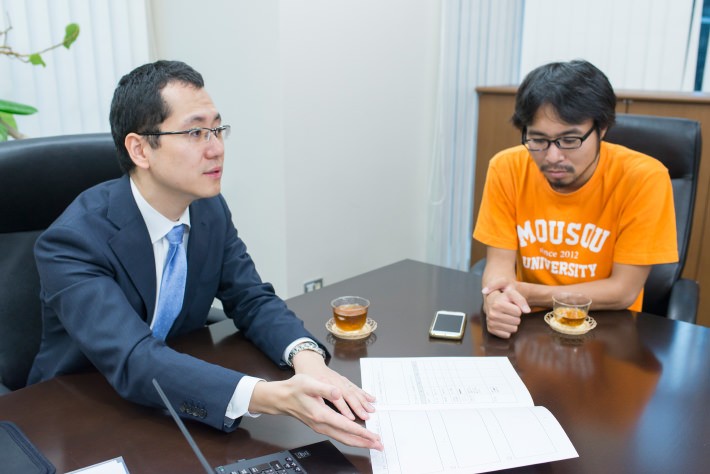 めちゃくちゃ熱心に聞いています