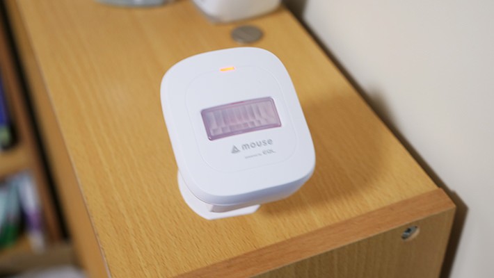 動きを感知して赤く光る 動きを感知して赤く光る