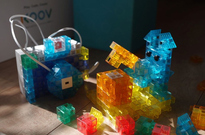 半透明のブロックは接合が自由自在の優れもの、しかも美しい