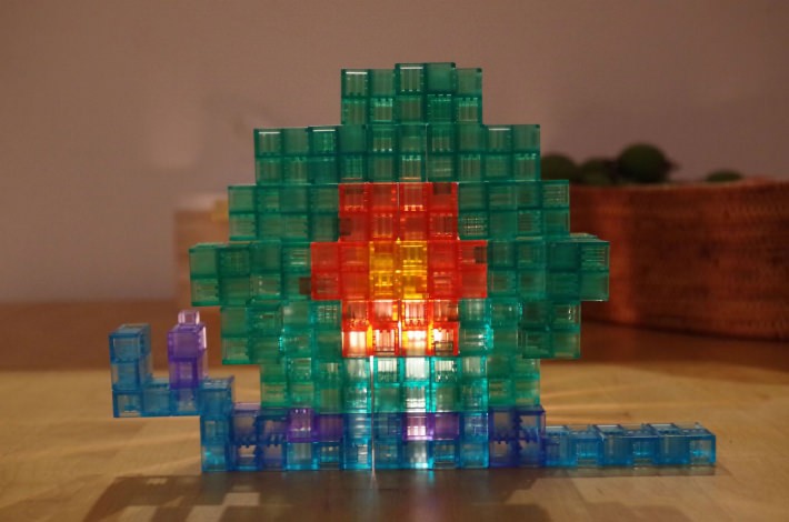 KOOVブロックのなかに光を灯すと、半透明の色が溶けあいなんともきれいです