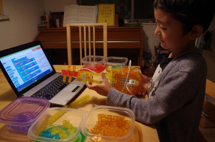 「ロボットレシピ」のギターを制作中