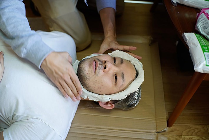 油粘土で「かたと〜る」がこぼれないようにして、