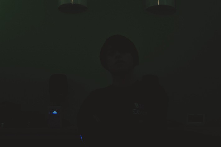 闇に紛れたTさん。