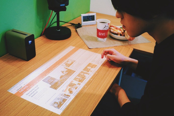 画面を机に投影