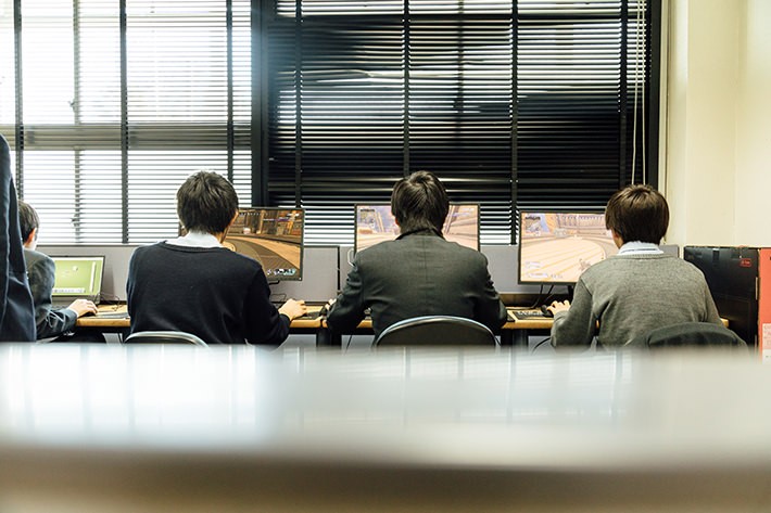 戦術はYouTubeで学び、オンラインで実践