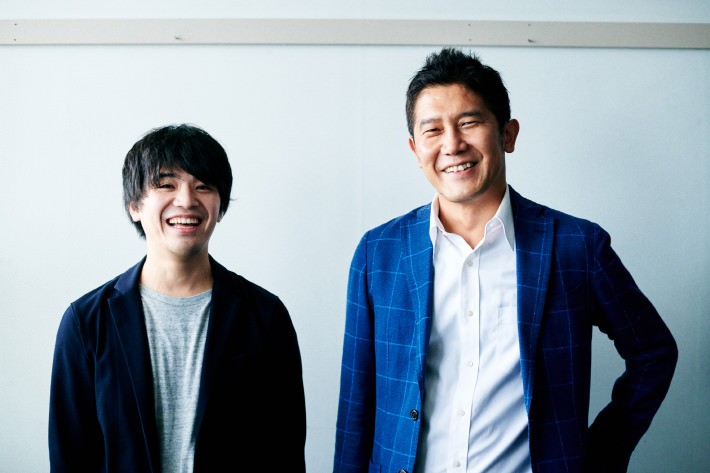 「物心がついたときからインターネットが使えるのが当たり前の世代」なライターの早川大輝(左)と、そんな彼にインターネット通信の歴史と5Gのすごさを解説してくれた阪口 啓 教授(右)。