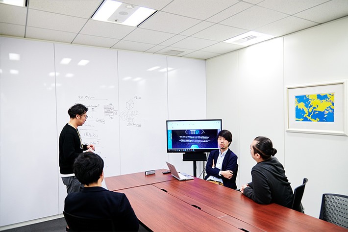 それぞれの視点から意見が飛び交う打ち合わせの風景