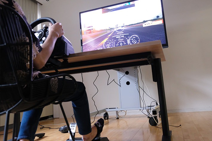 グランツーリスモをプレイしている様子
