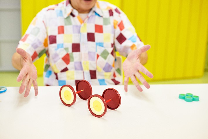 (3)竹串を刺し、ストローを通してタイヤを作る