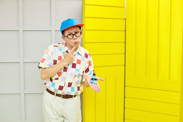 MESHを片手に遊び方を考える久保田さん