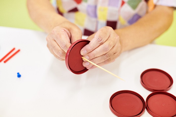(3)竹串を刺し、ストローを通してタイヤを作る