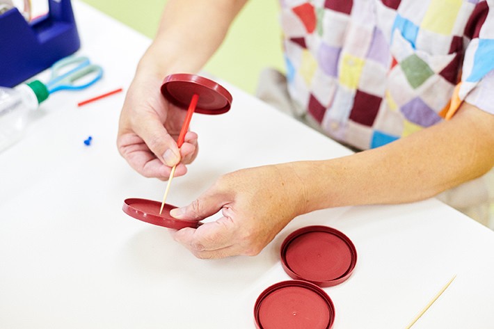 (3)竹串を刺し、ストローを通してタイヤを作る
