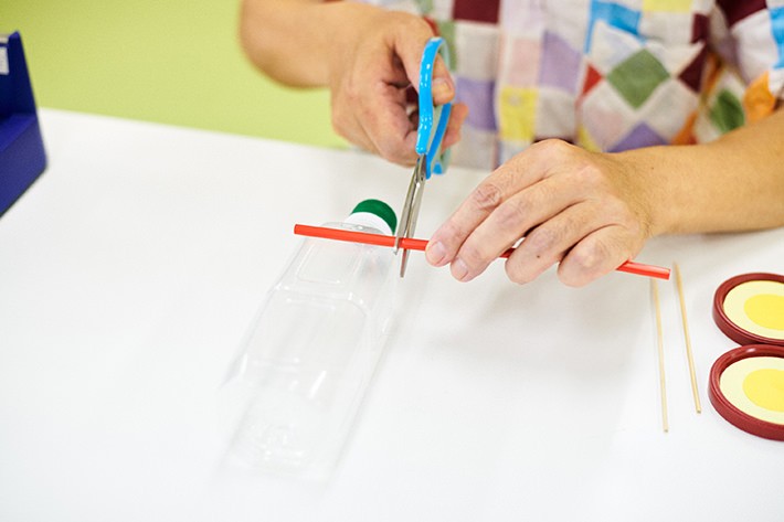 (1)ストローを切る