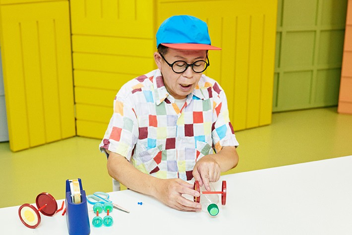 (4)ペットボトルの車体にタイヤを取り付ける