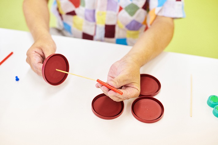 (3)竹串を刺し、ストローを通してタイヤを作る