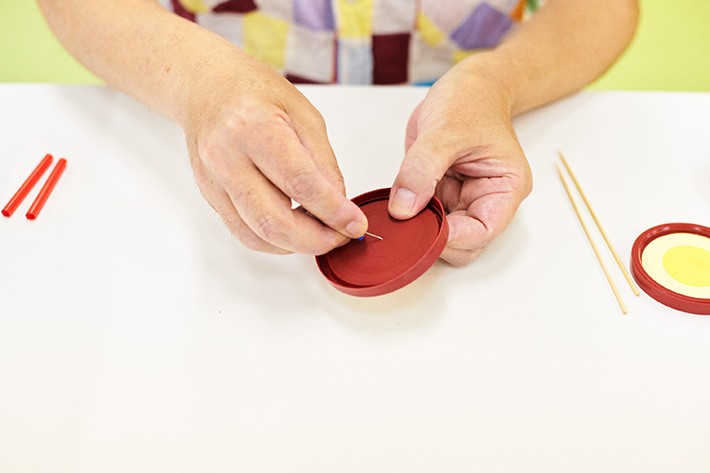 (2)アイスのフタに穴を開ける