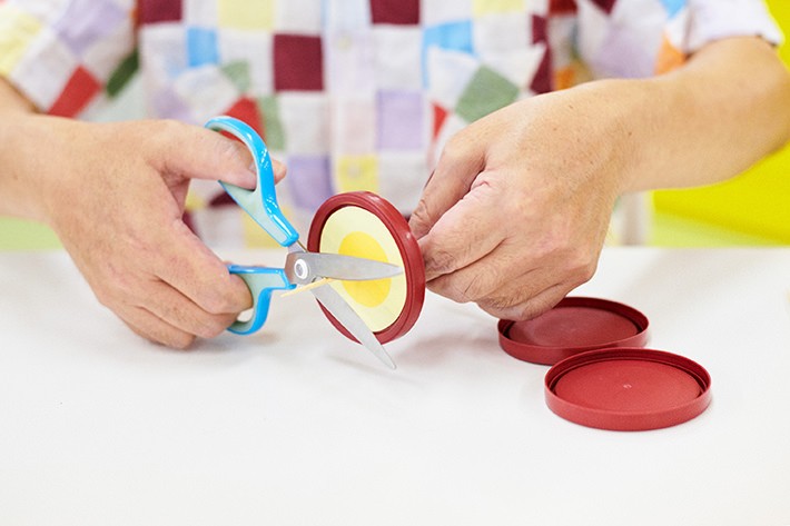 (3)竹串を刺し、ストローを通してタイヤを作る