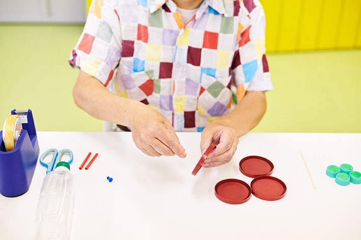 (3)竹串を刺し、ストローを通してタイヤを作る