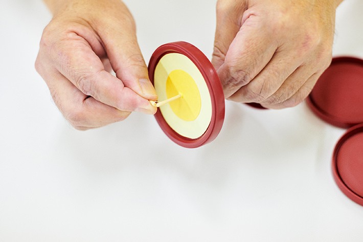 (3)竹串を刺し、ストローを通してタイヤを作る