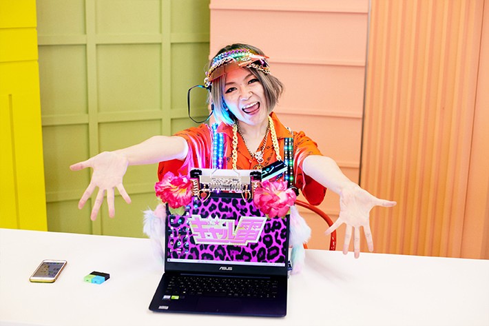 完成品の前でポーズをとるきょうこさん