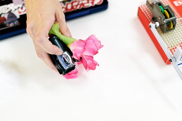 100円ショップで売られているクリップで固定するタイプのライトに花をつけたデコクリップ