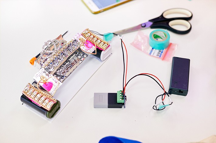 デコライトと電池、GPIOのMESHブロックを接続した様子