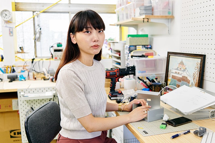 作業場にいる藤原さん