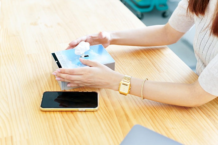 スイッチを取り出す藤原さん