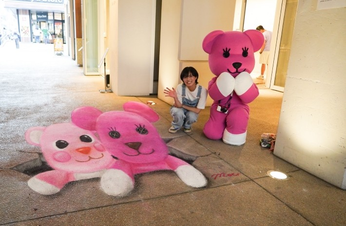 「巨大3DアートのLIVEペインティング」で中目黒高架下にモモが出現