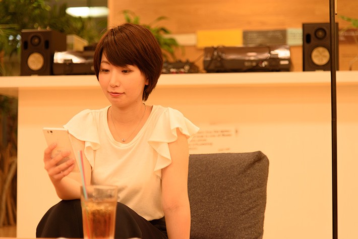 公共施設やカフェでのWi-Fi利用の様子