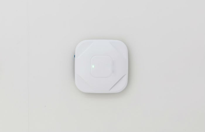 天井に設置するタイプの中継器