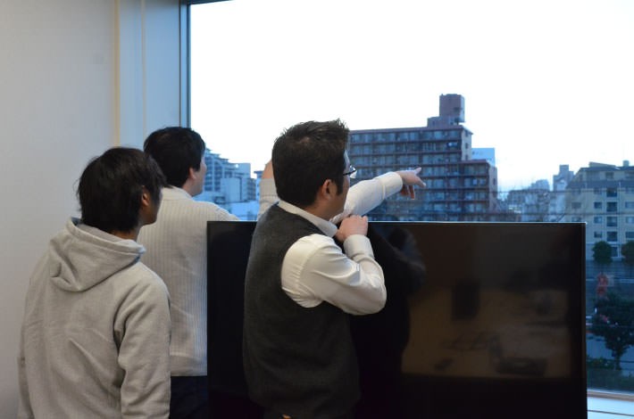 アンテナを探す清水さんと居合わせたメンバー