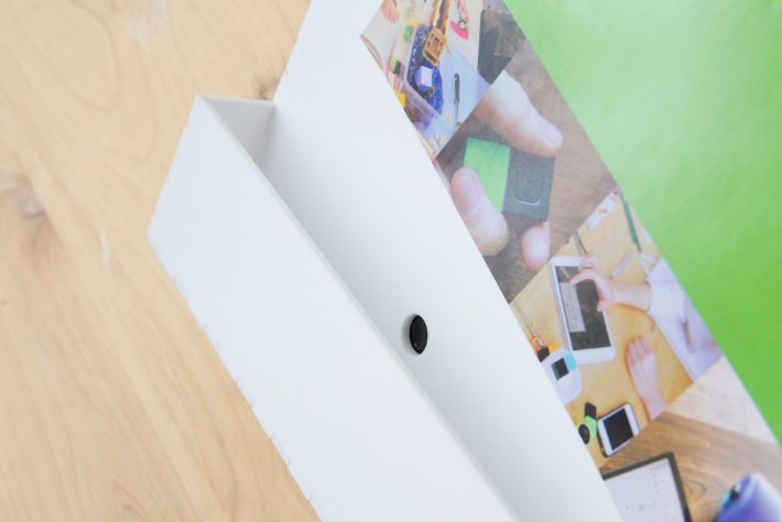 4.	裏側には明るさタグを設置できるように穴があいています