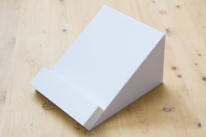 2.	今回はアクリル両面ホワイトマット(厚さ3mm)をレーザーカットし、上のような台を作成